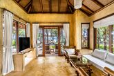 High Season Pool Villa & Spa - Beachfront Suite Pool Villa Wohnbereich