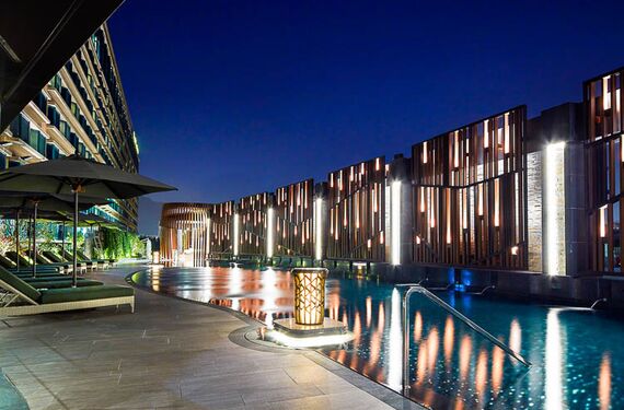 Royal Plaza Hotel Hong Kong Swimmingpool am Abend