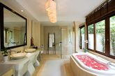 Melati Beach Resort & Spa - Pool Villa Suite Badezimmer