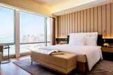 Renaissance Hong Kong Harbour View Hotel Deluxe Suite Schlafzimmer