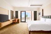 Hilton Muscat Al Bandar - One Bedroom Suite Schlafzimmer