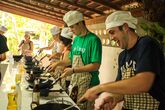 Baan Hongnual Cookery School Chiang Mai Teilnehmer beim kochen
