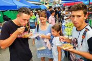 Familie K. beim Essen auf dem Khanom Markt