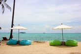 Phi Phi Island Village Beach Resort - Hotelstrand in der Loh Bakao Bucht