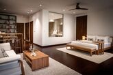 Farmhouse Resort & Spa by Smiling Gecko - Luxury Suite Bungalow Wohn- & Schlafbereich