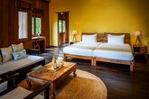 Farmhouse Resort & Spa by Smiling Gecko - Premium Khmer Bungalow Wohn- & Schlafbereich