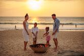 JW Marriott Khao Lak Resort & Spa - Familie am Strand