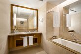 Doubletree by Hilton Muscat Al Waha - Guest Room Badezimmer