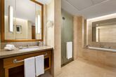 Doubletree by Hilton Muscat Al Waha - One Bedroom Suite Badezimmer