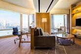 Renaissance Hong Kong Harbour View Hotel Deluxe Suite Wohnzimmer & Arbeitsplatz