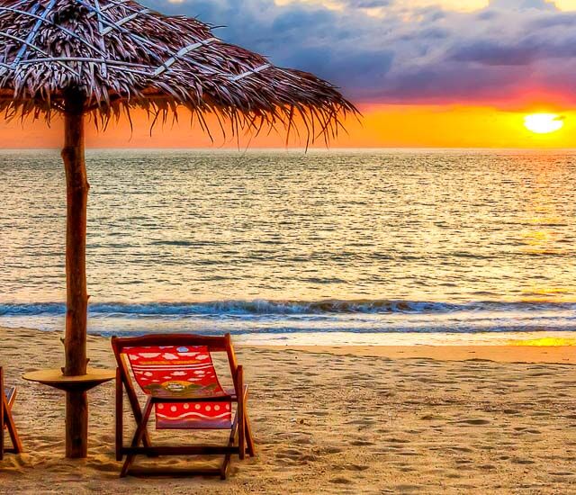 Koh Lanta Strand Sonnenuntergang Liegestühle mit Schirm