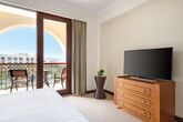 Doubletree by Hilton Muscat Al Waha - One Bedroom Suite Schlafzimmer