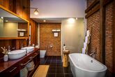 Farmhouse Resort & Spa by Smiling Gecko - Premium Khmer Bungalow Badezimmer