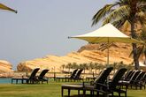 Doubletree by Hilton Muscat Al Waha - Liegewiese am Strand