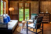 Farmhouse Resort & Spa by Smiling Gecko - Deluxe Khmer Bungalow Sitzbereich innen
