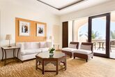 Hilton Muscat Al Bandar - One Bedroom Suite Wohnzimmer
