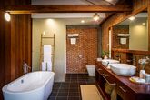 Farmhouse Resort & Spa by Smiling Gecko - Deluxe Khmer Bungalow Badezimmer