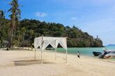 Phi Phi Island Village Beach Resort - Hotelstrand in der Loh Bakao Bucht