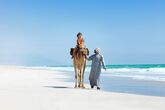 Al Baleed Resort Salalah by Anantara Kamelreiten am Strand