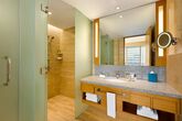 JEN Singapore Orchard Gateway by Shangri-La - Deluxe Zimmer Badezimmer