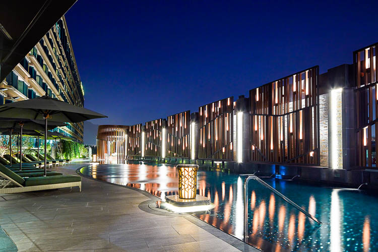 Royal Plaza Hotel Hong Kong Swimmingpool am Abend