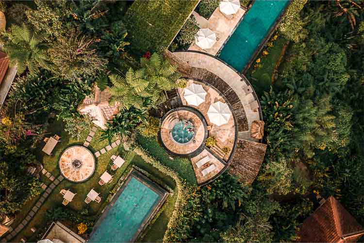 Munduk Moding Plantation Nature Resort & Spa - Luftaufnahme Poolbereich