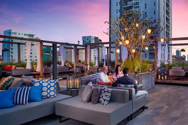 Baitong Hotel & Resort Phnom Penh - Lantern Bar