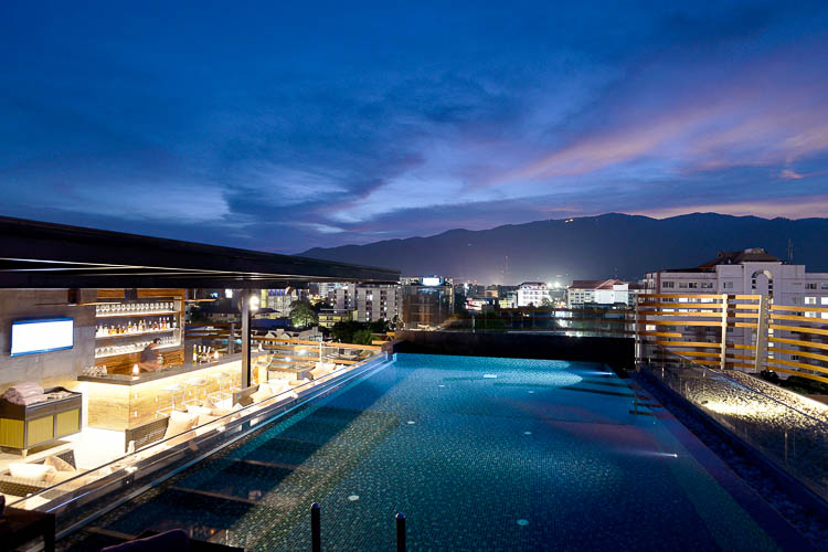 AMANOR Hotel Chiang Mai - Poolbereich & Rooftop Bar